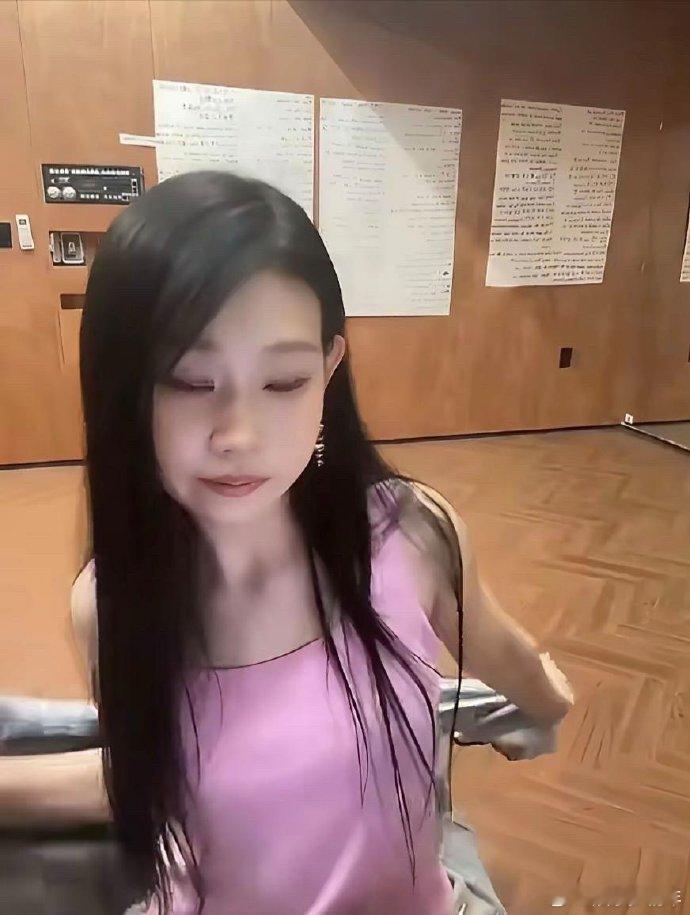 小沈阳的女儿沈佳润出售新专辑没有人买单，说实话，一个小姑娘，能说四国语言，唱歌跳