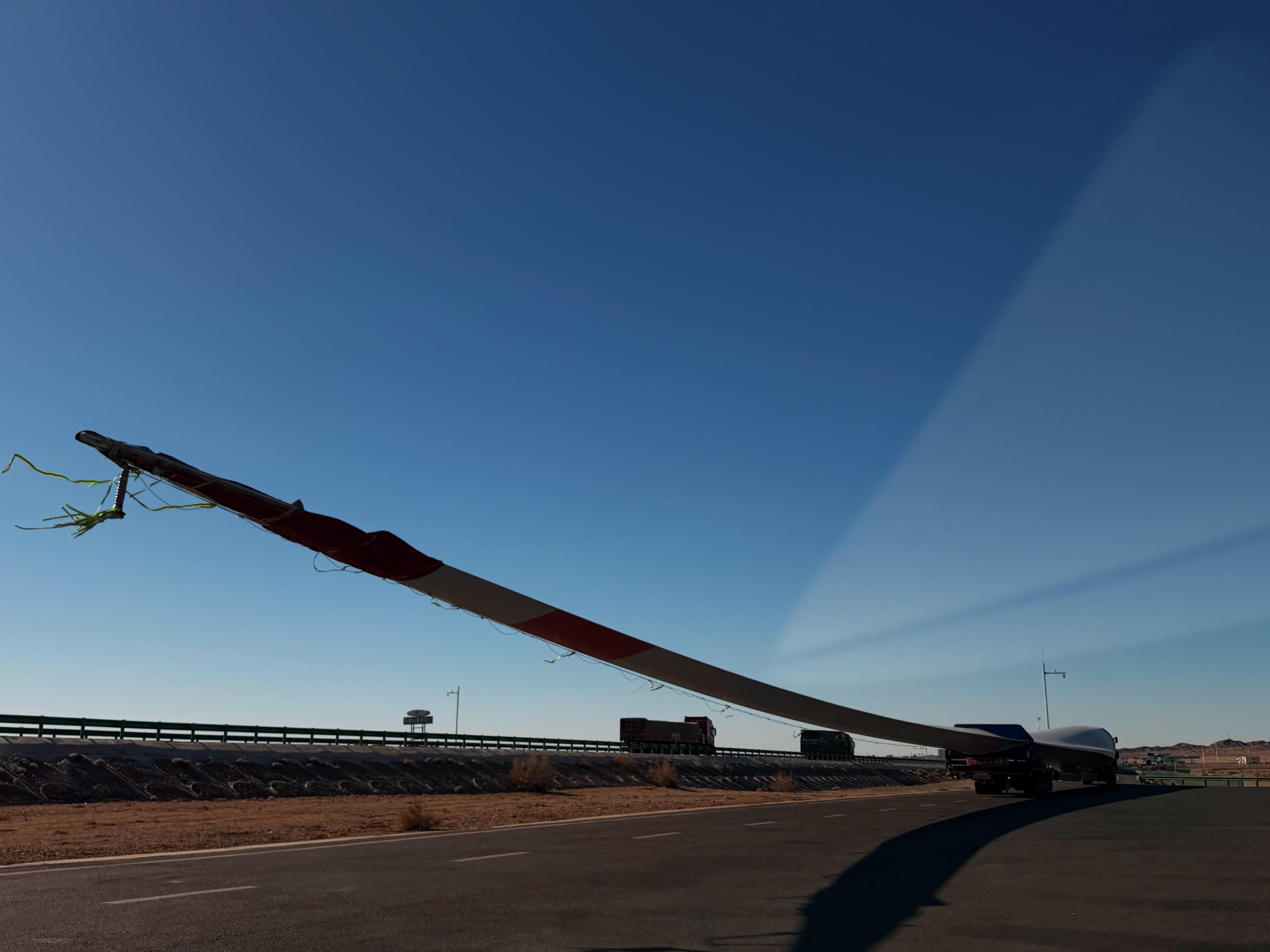 第一次离这么近看这个风力发电风车的扇叶，巨物恐惧症给我弄出来了带着四岁娃自驾欧洲