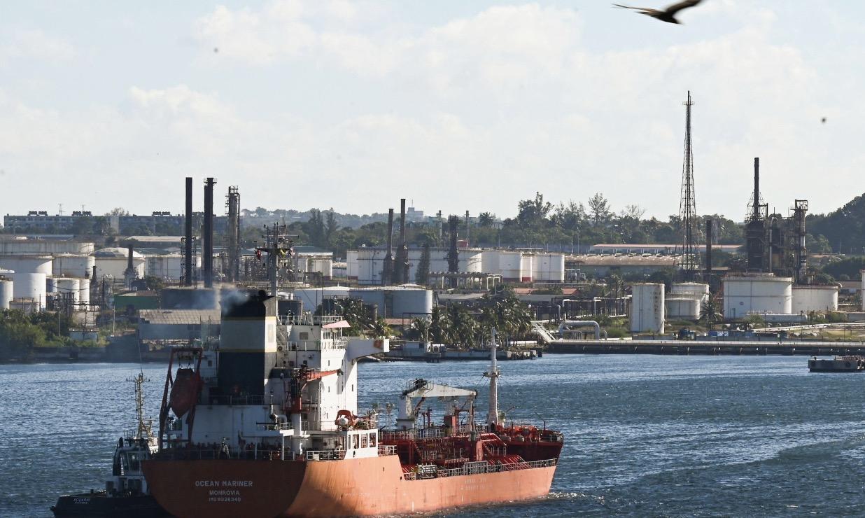 特朗普1月29日签署行政令，威胁对任何“直接或间接向古巴提供石油的国家”加征从价