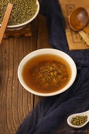煮绿豆汤红汤和绿汤哪个好？怎样煮出红汤或绿汤？煮绿豆汤时，汤色呈现红色还是绿色，