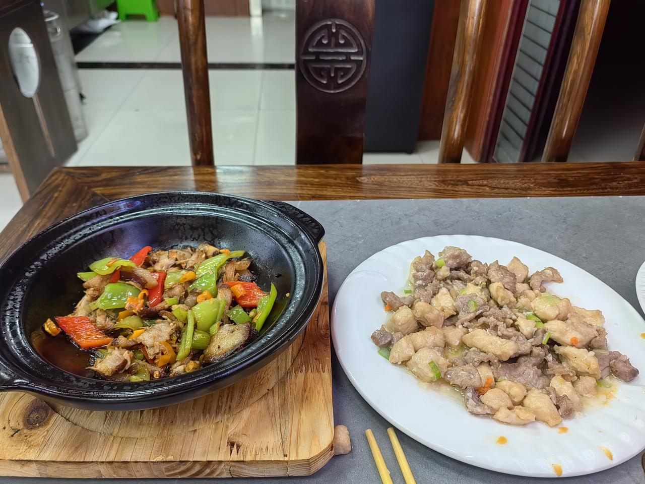今天判完卷子，十八个菜饭店吃了饭。明天教研员过来听课。俩年轻老师没课，还得听临时