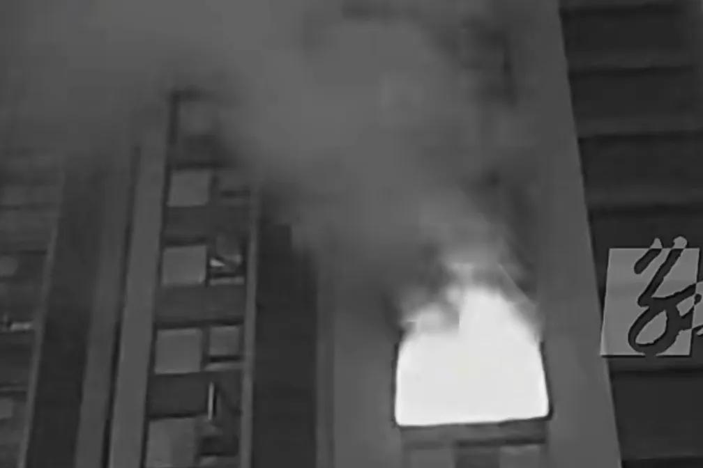 10月19日（发布） 四川成都消防曝光画面，一住宅楼高层有人丢烟头，掉在楼下阳台