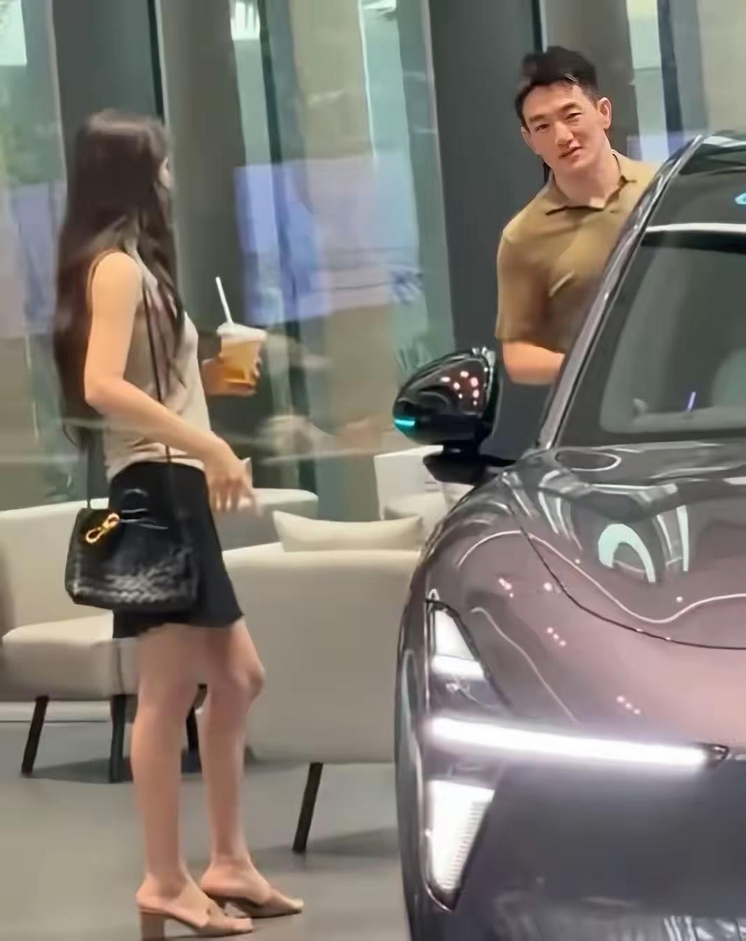 何捷这回幸福了。和老婆张馨予来广州看新车，虽然车看起来普通，但张馨予就这样往他身