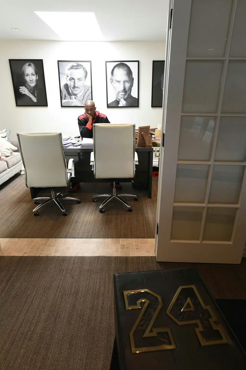 2016年的今天， 也就是科比退役后的第一天，他8:30就出现在办公室而退役当天