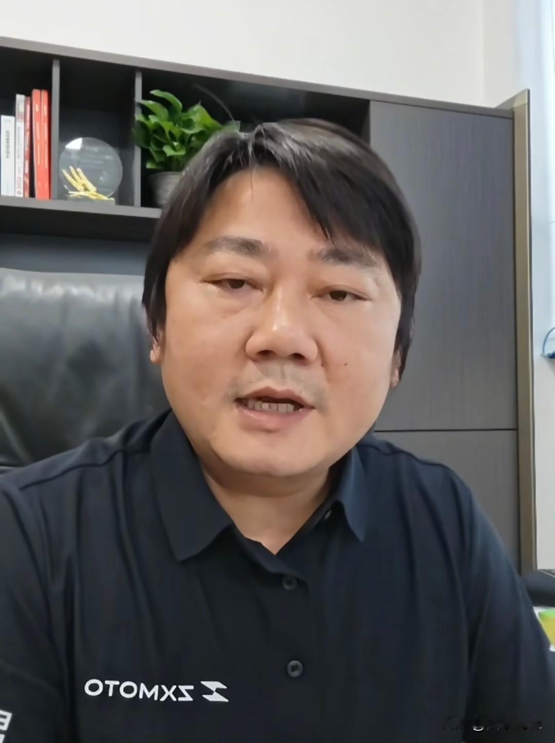 郑丽文坐客馆长直播间，馆长跟郑丽文聊天的时候，提到“包括他们那个张雪的机车”、“