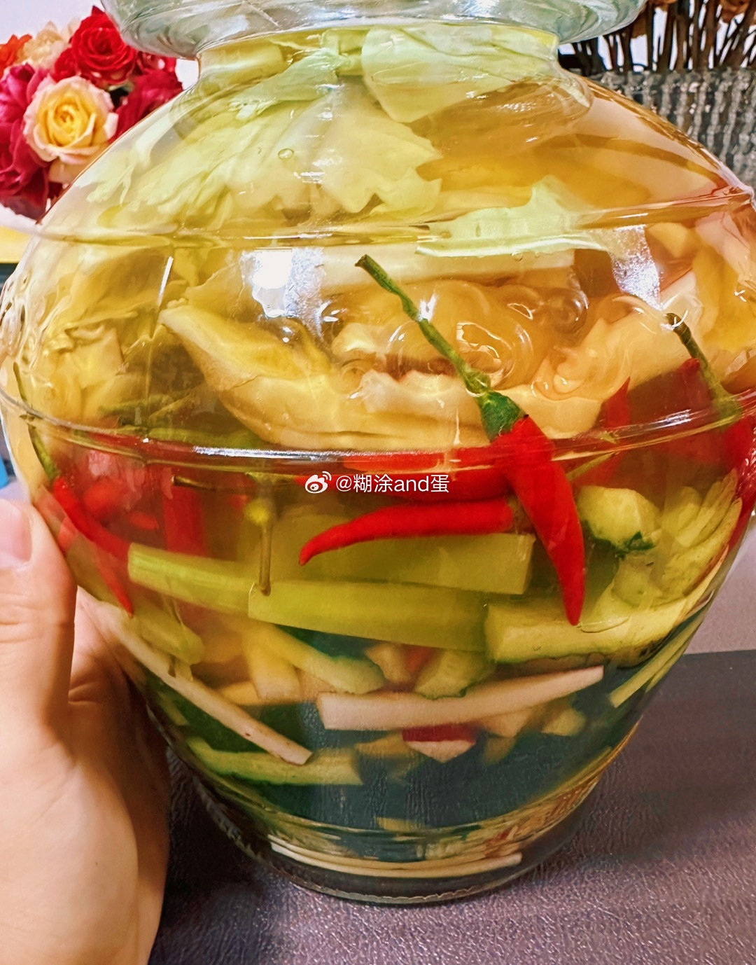 买了个20斤的菜坛子做了一坛泡菜，莴笋、芽姜、红萝卜、白萝卜、胡萝卜、小米椒、包