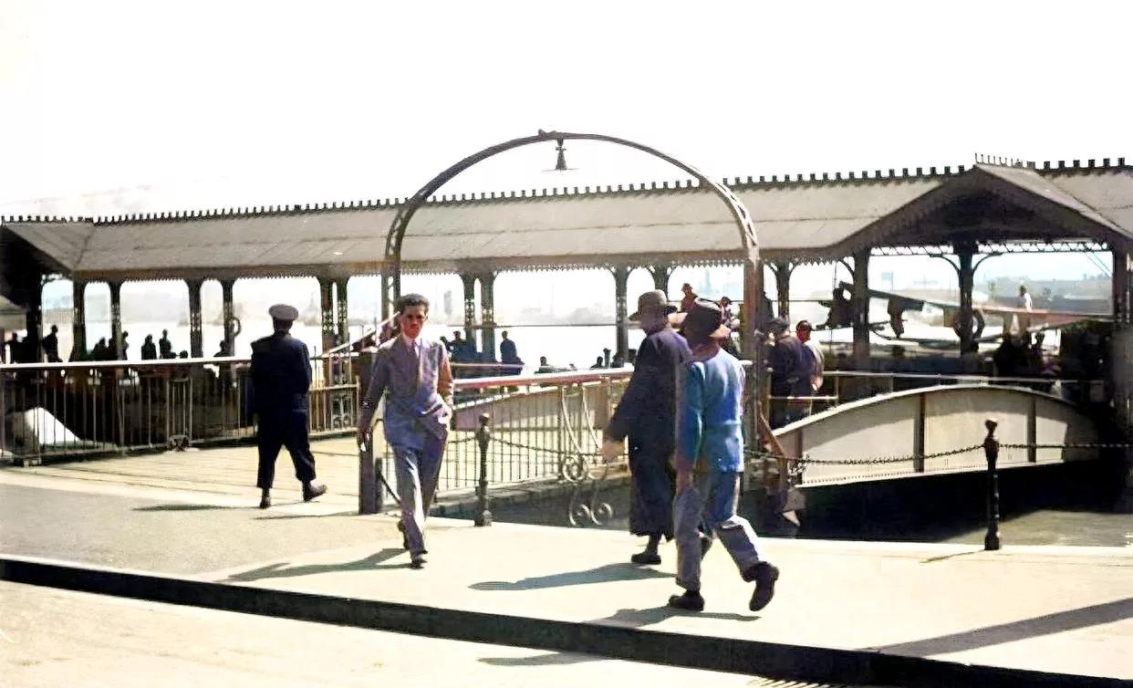 没人吹喇叭，也没人喊口号，可铁路上、码头边、小巷口，全有人在转。
056号特工武