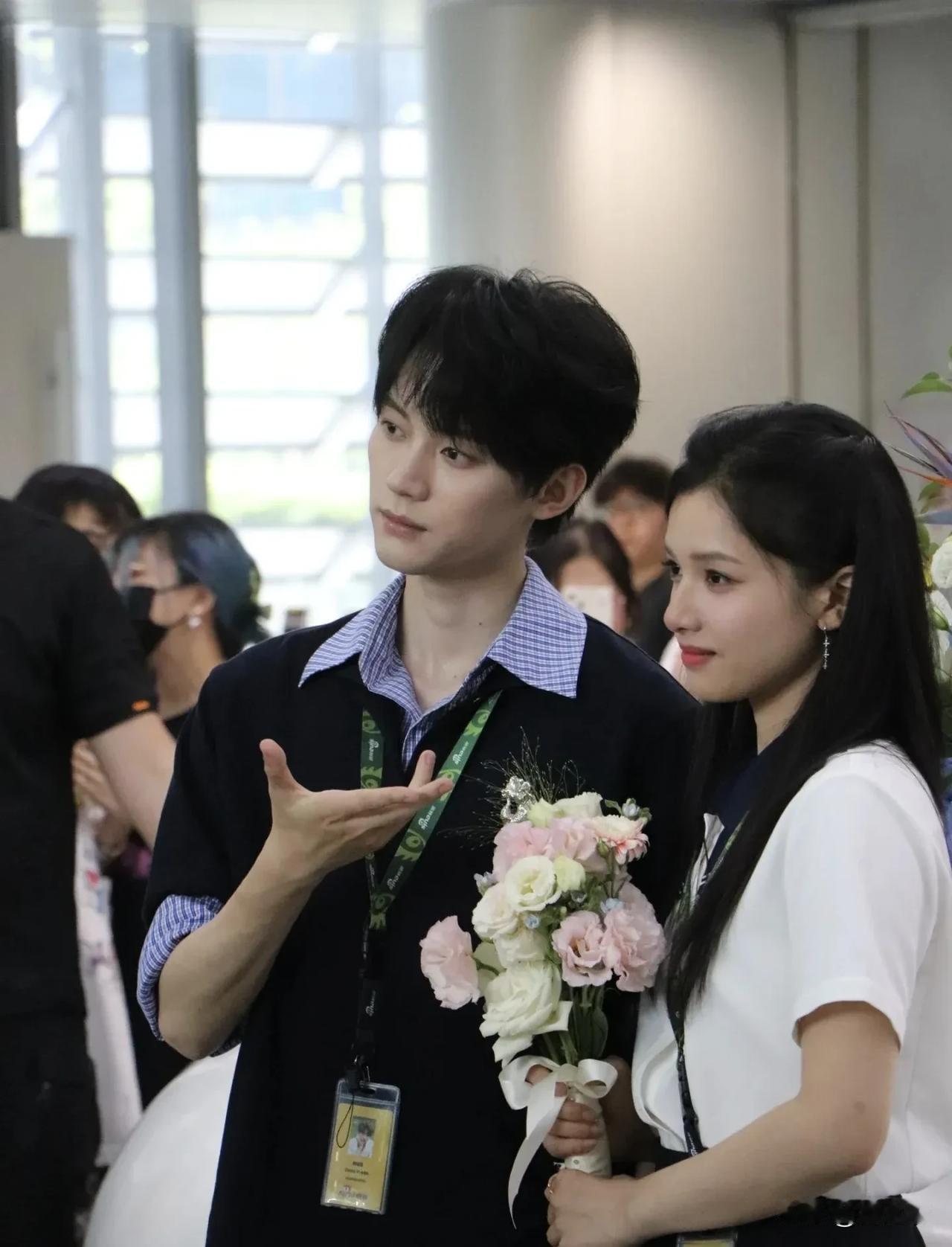 张婧仪虽然线下没有那么热情，但是不代表她不爱粉丝，因为请允许慢热的演员存在，再加