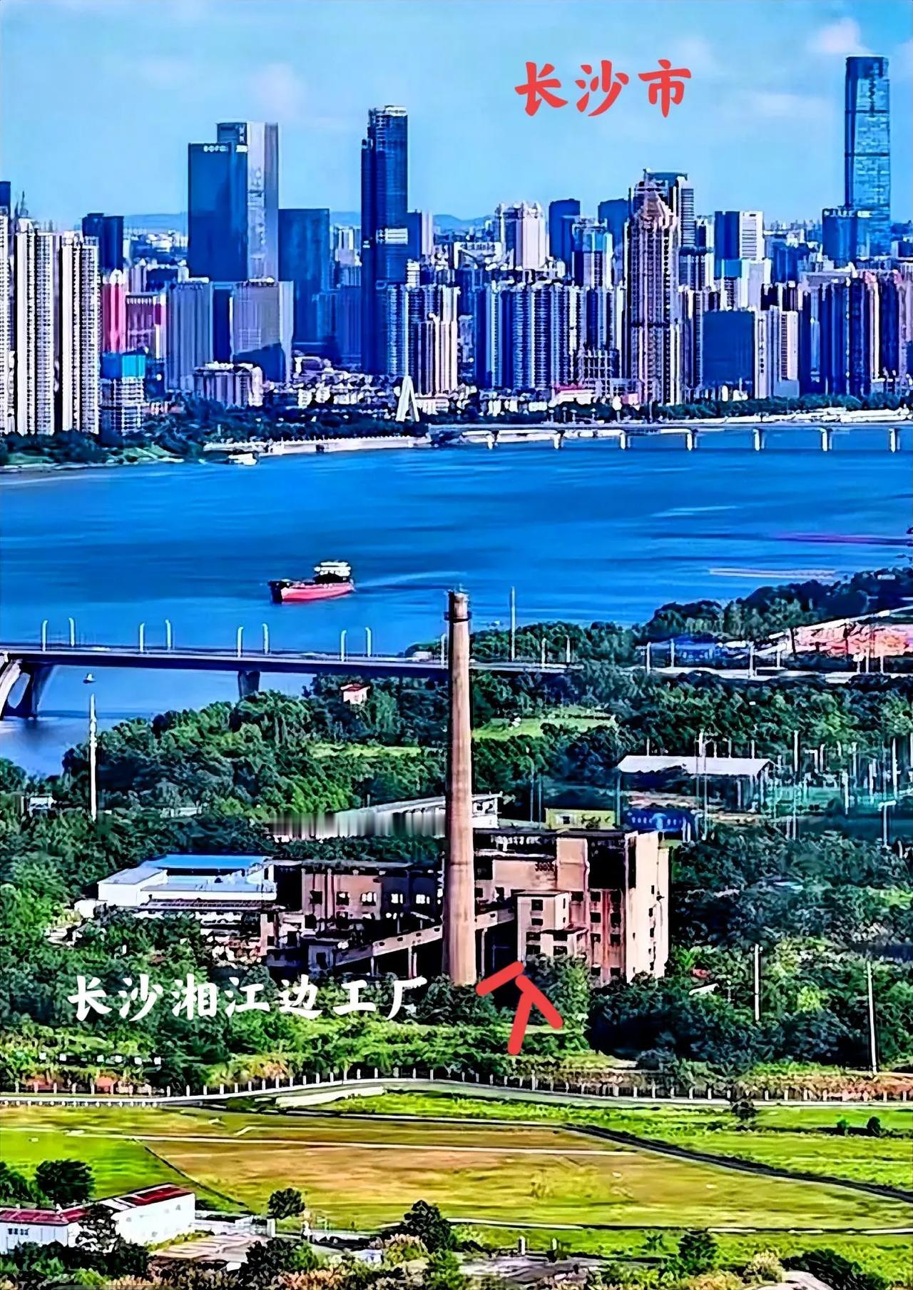 在长沙湘江边的河东，对岸的河西，河西前方有一条跨湘江大桥，大桥的旁边，也就是湘江