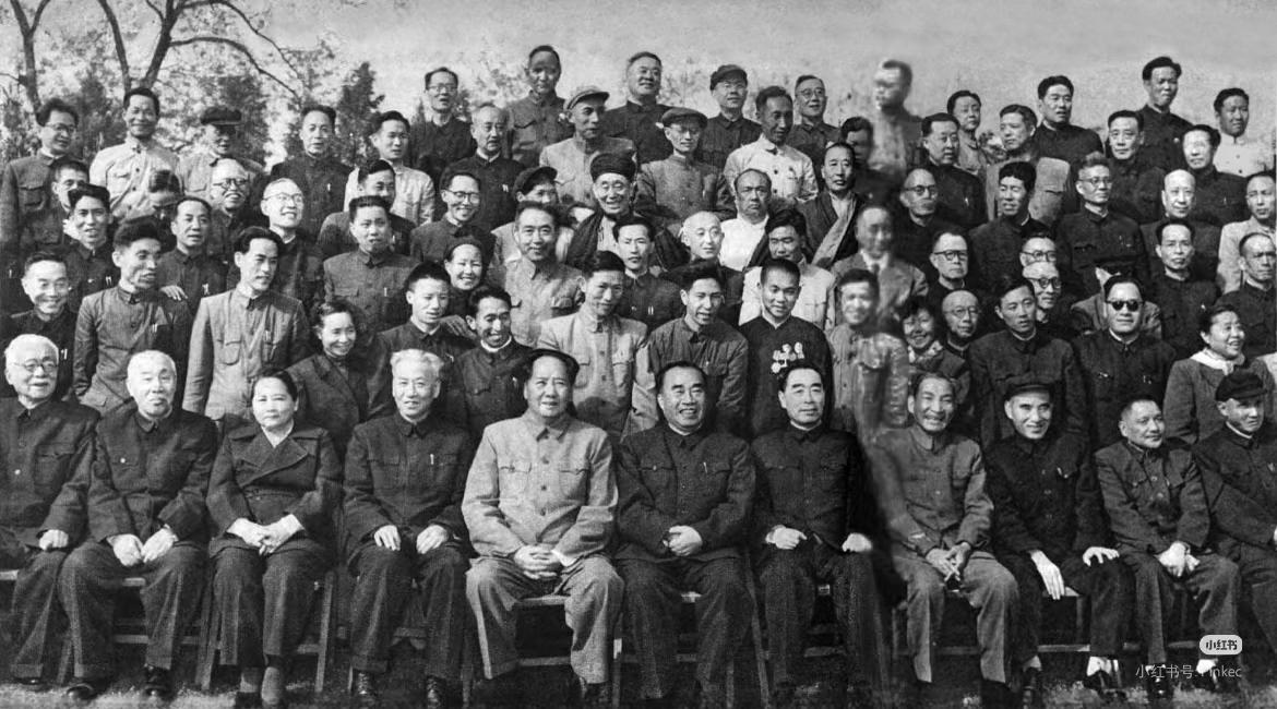 这是一张难得一见的珍贵老照片，能在前排认出五个，绝对是历史高手。