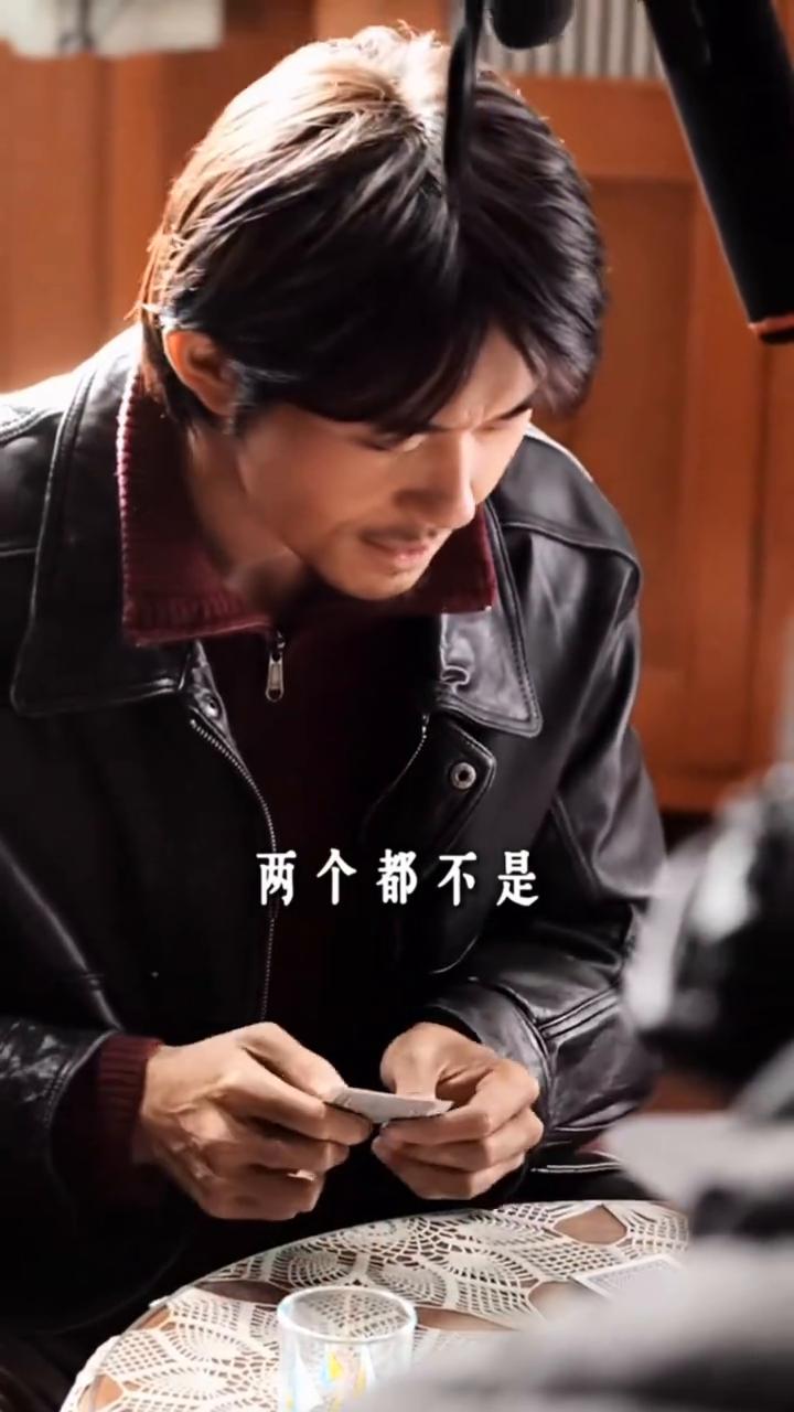 易烊千玺变魔术：在左手？在右手？
大家好，视频中的猜a在哪里是如何做到的？接下来