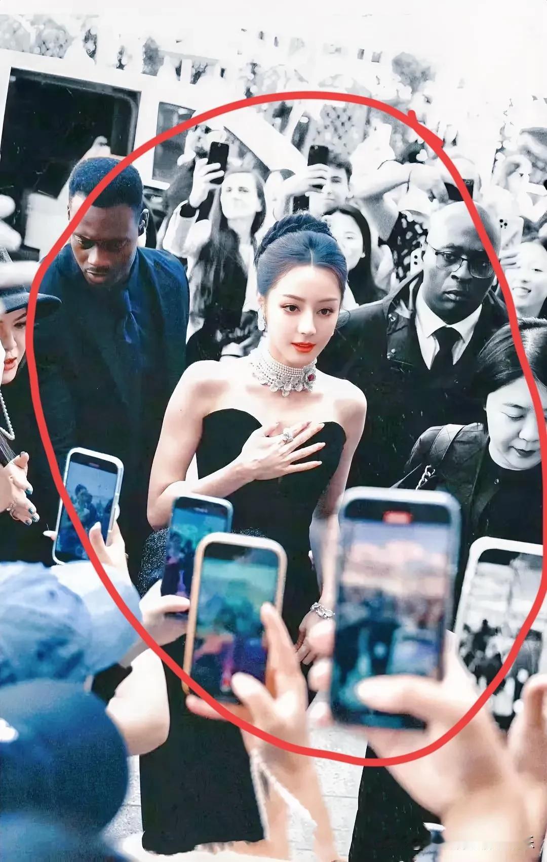 大家发现了吗？

迪丽热巴的长相真是个神奇的存在，说她倾国倾城吧，感觉也算不上，