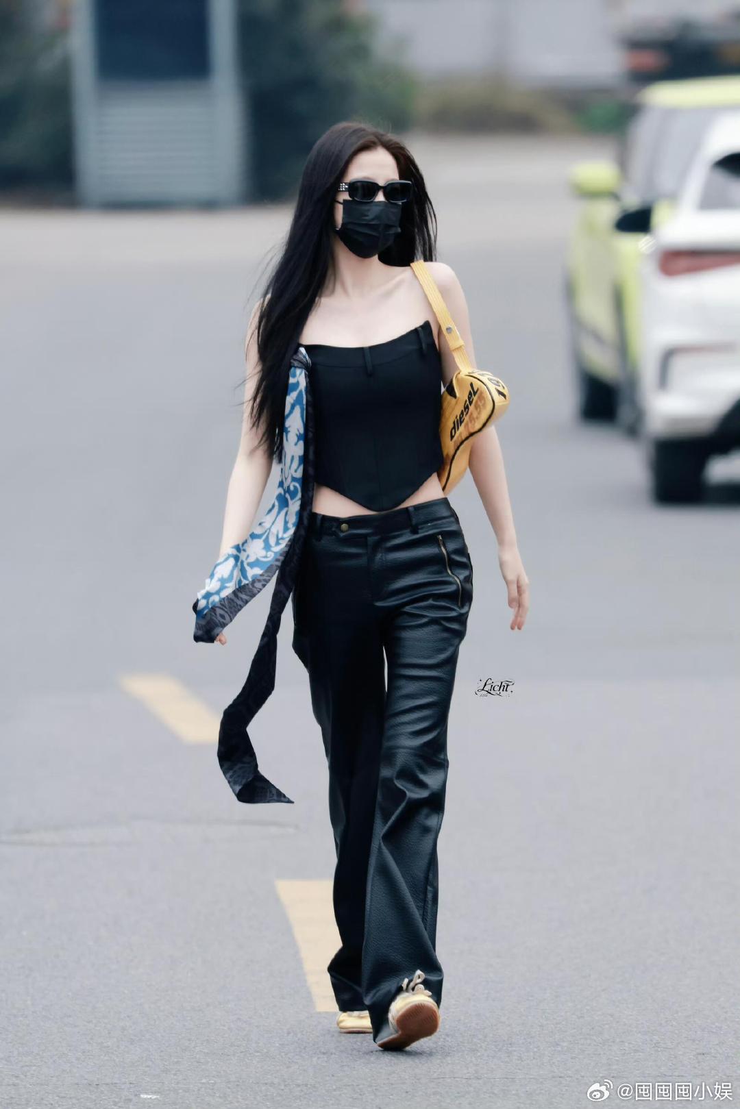 虞书欣抹胸黑皮裤虞书欣今日上班穿搭抹胸+黑皮裤，她的穿搭都让人很想种草。虞书欣酷