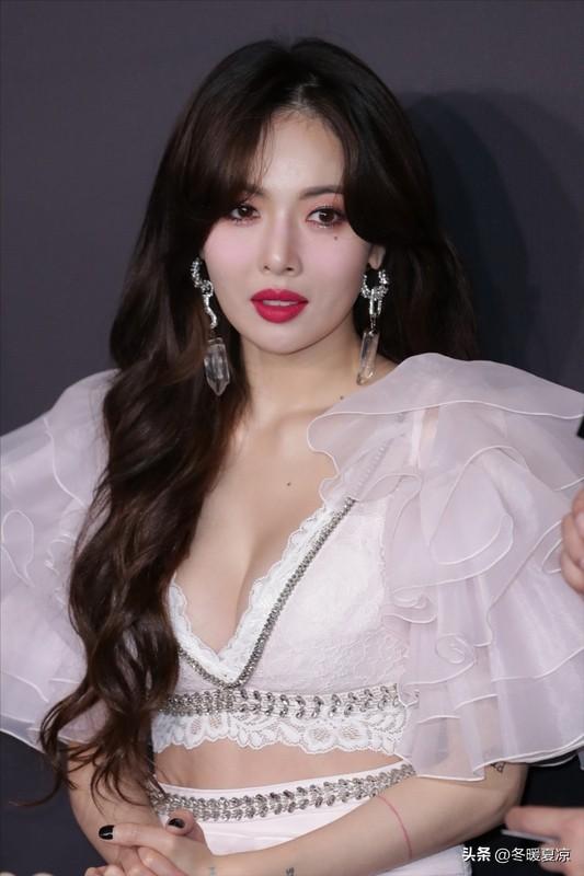 如何看待泫雅音乐节表演时突然晕倒 11月9日晚泫雅在澳门音乐节表演后晕倒，随后她