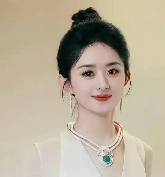 赵丽颖这组花絮，“静候清秋”四个字看得观众心里直痒痒。大家都在暗自猜测，这条文案
