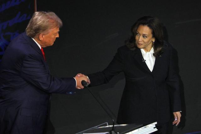 美国大选日益临近，特朗普与哈里斯首次交锋。握手间尴尬启动辩论，两人就经济议题展开