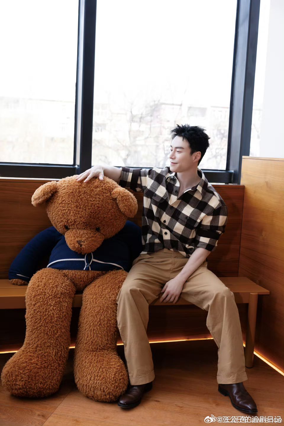 谁家男二追人全是笑点你好1983港城大少爷撞车住院还被踹掉牙，躺病床都不忘送十个