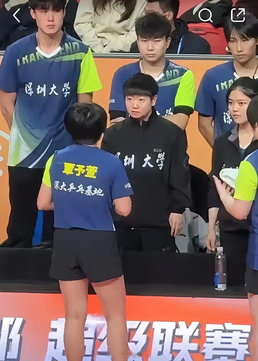 3:0覃宇萱/蒯曼拿下，深大赢了[赞]莎指又在“训”小蘑菇了[哈哈]大丫头今晚表