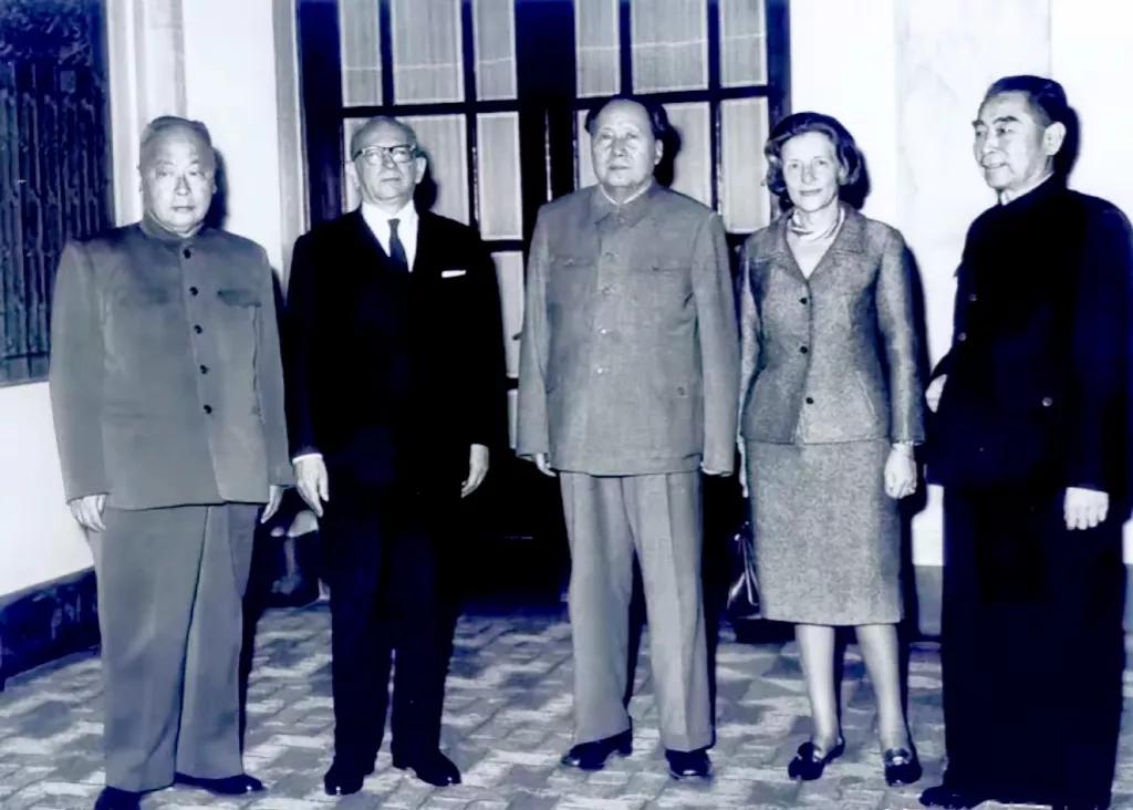 珍贵的一张历史老照片
这是一张1963年，周恩来总理和陈毅陪同毛泽东接见法国参议