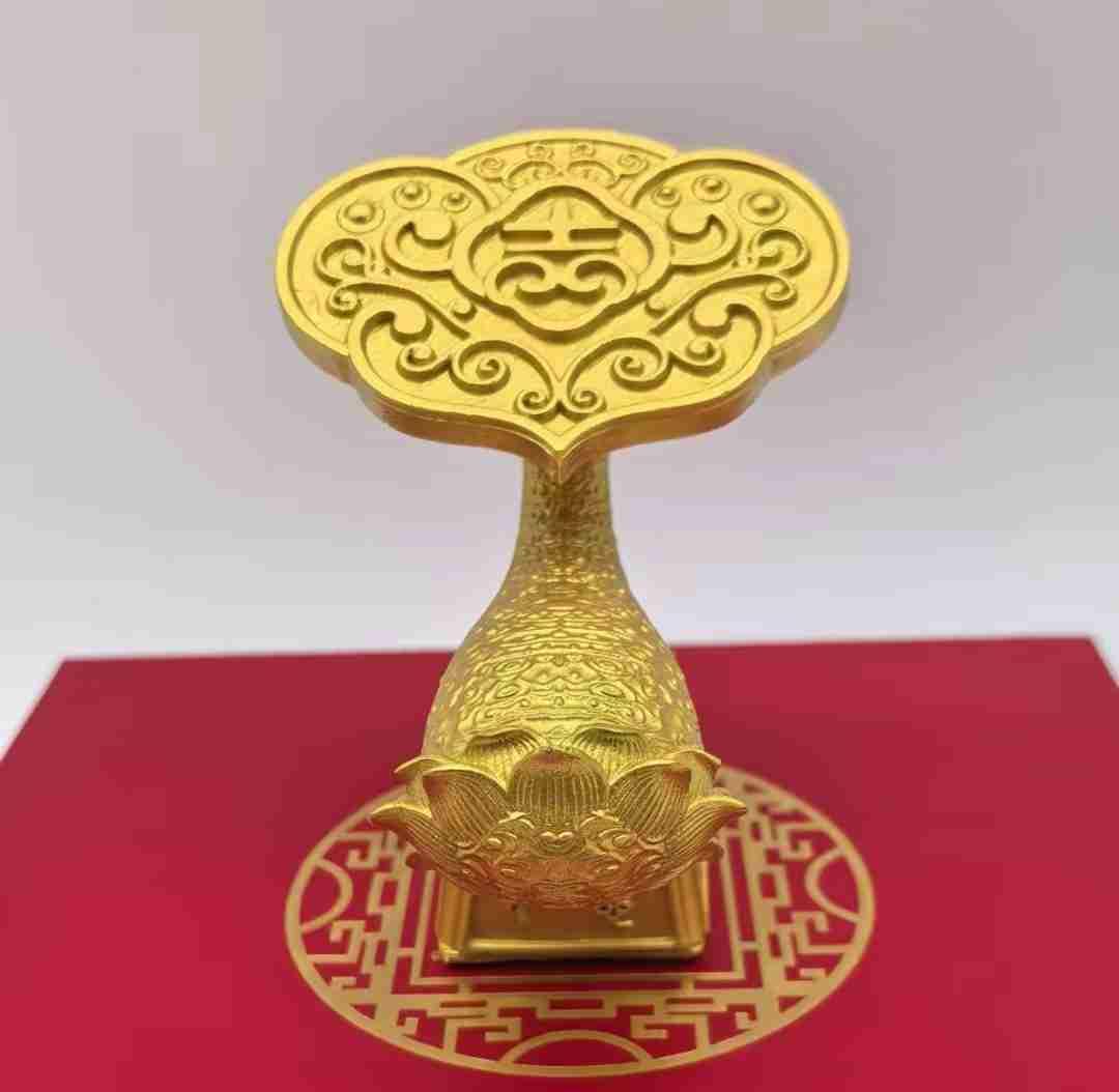 黄金这波暴跌，最愁的是我表姐。
 
前阵子金价飙到一千四百多，她在家族群里发语音