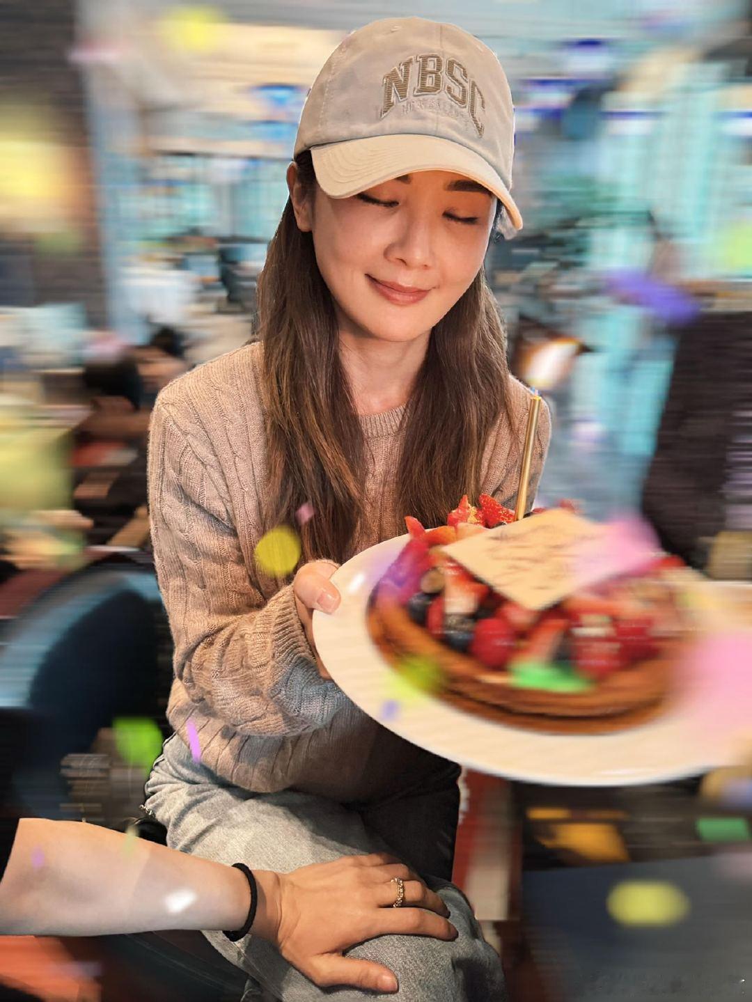 容祖儿给阿Sa庆生 生日有好朋友在身边陪伴，阿Sa真的很幸福了。 