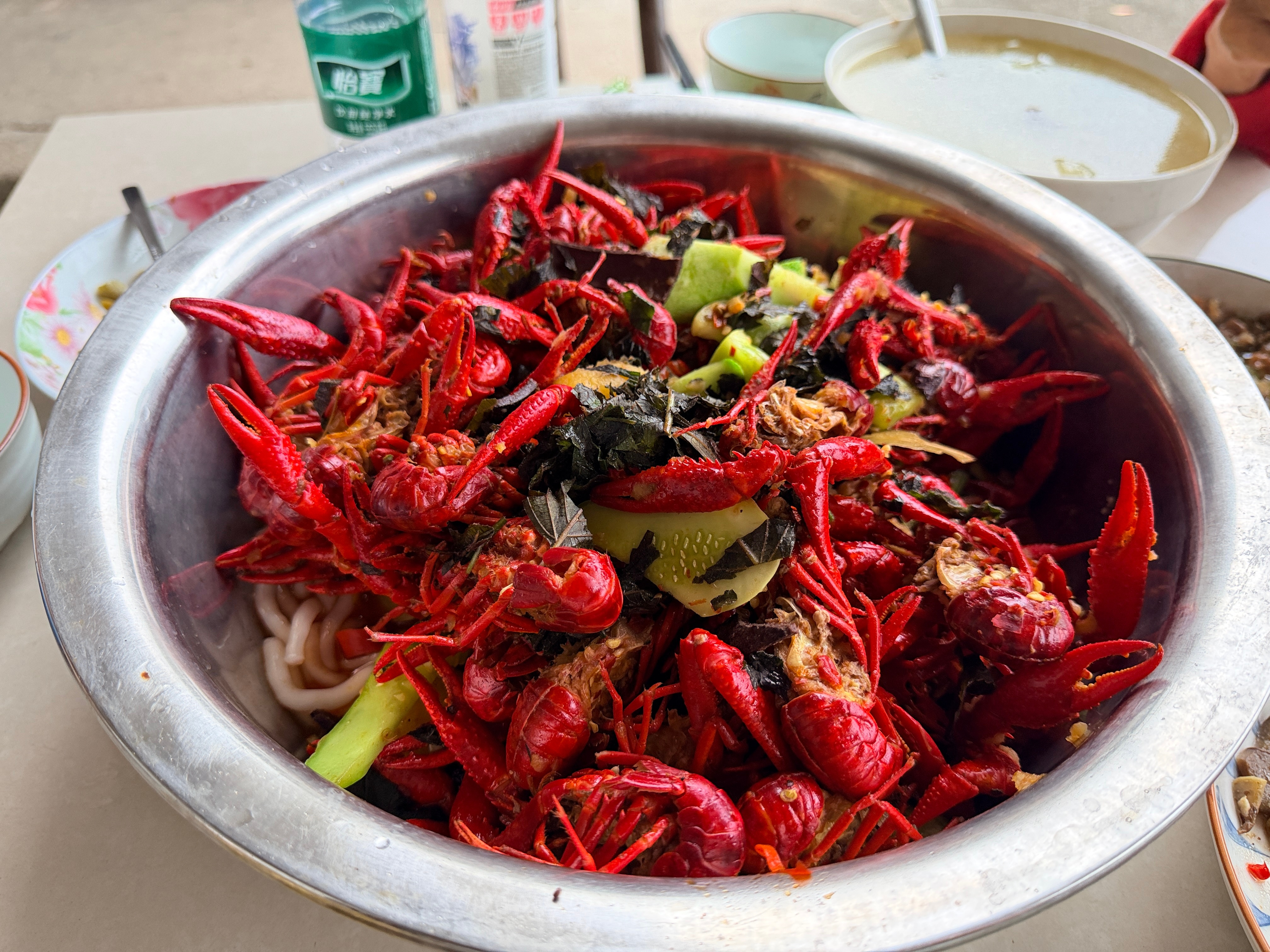 长沙小龙虾大降价了只有自己去市场买，才能有好价，去餐馆吃，依然是很贵的！长沙网红