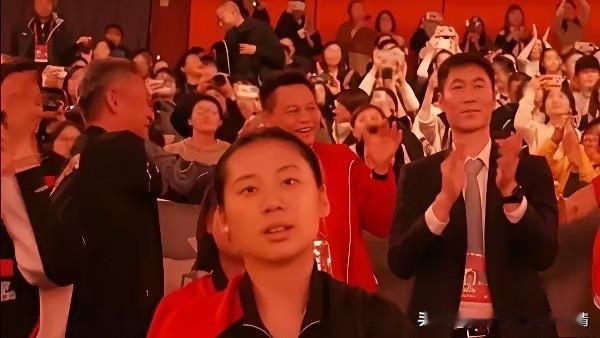 德华看莎莎的眼神，藏着老父亲般的骄傲
 
混团夺冠的瞬间，德华的喜悦藏都藏不住！