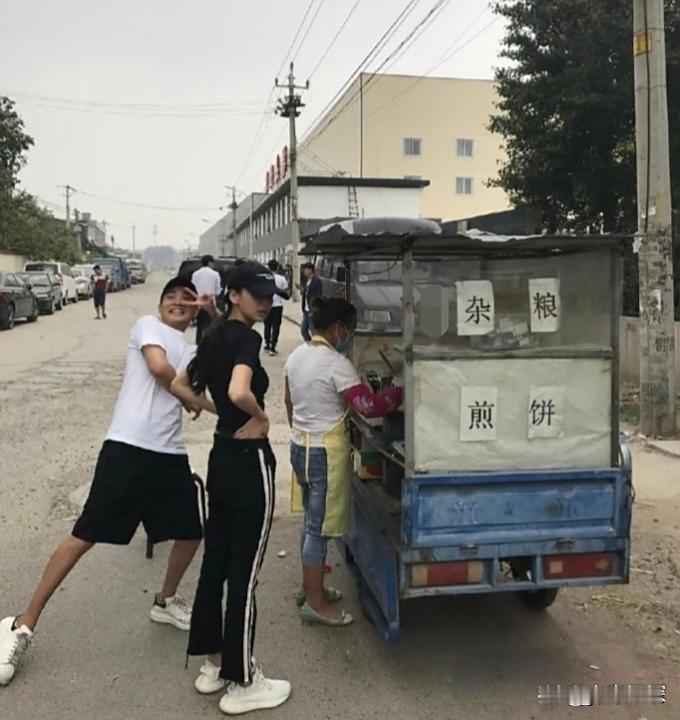 anglebaby杨颖在山西农村街头买煎饼果子，她的身材很高挑，打扮接地气，外形