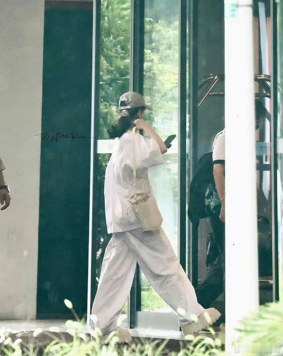 赵丽颖真的很爱穿这种增高鞋，是为了让自己显得高一点吗？ ​​​