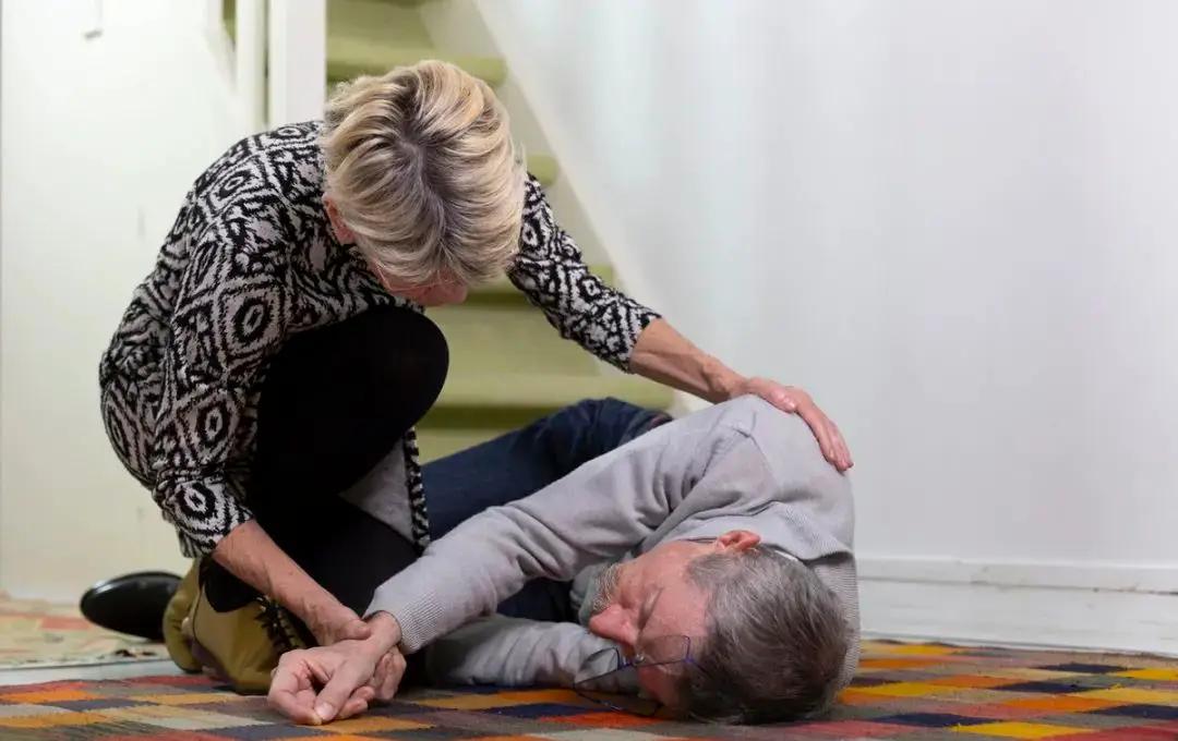 脑梗来临，夜间先知？睡觉时若出现5种异常，当心是脑梗预警

在深夜的寂静中，65