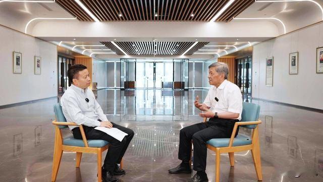 福耀科大要办不一样的大学，实行“自负盈亏”的倒逼机制。

很多人一听自负盈亏以为