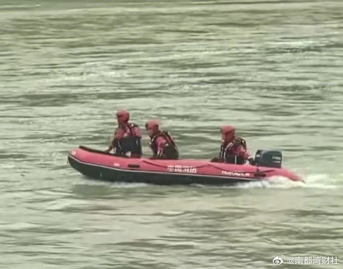 【#广西河池车辆坠河已致8人遇难#，仍有2人失联】截至今日下午3点多，广西环江过