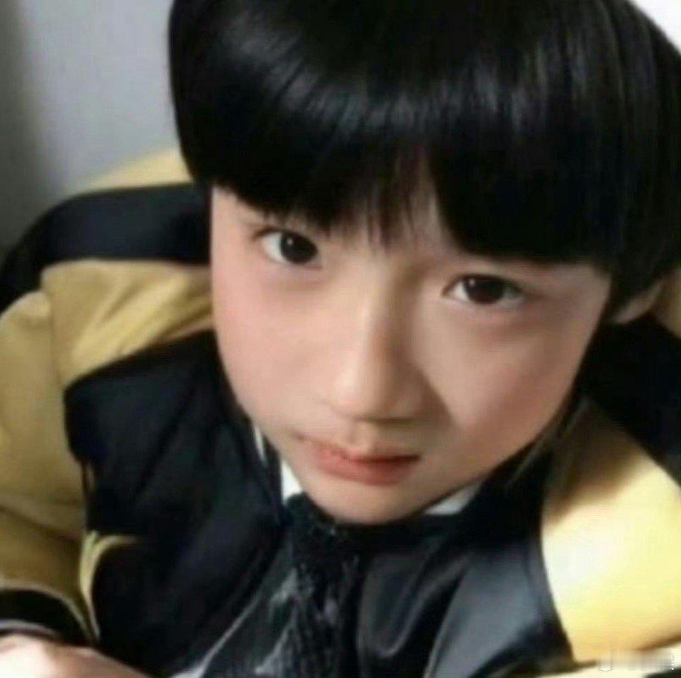 张峻豪捏衣角和小时候一模一样 儿时的小习惯成了成长的见证，张峻豪用努力长成了闪光