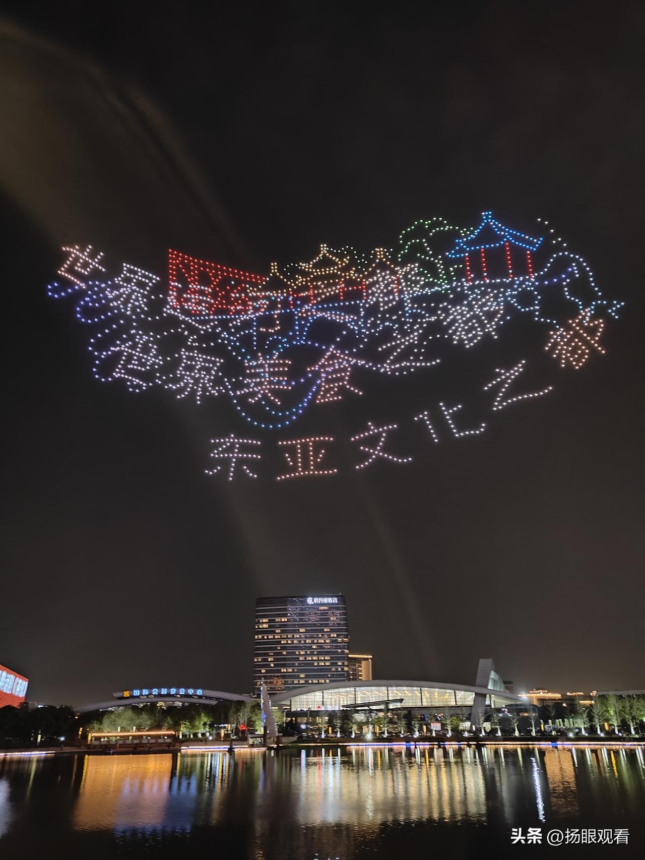 扬州清明炸场‼️2000架无人机齐飞明月湖✨
 
扬州人！清明假期直接冲明月湖！