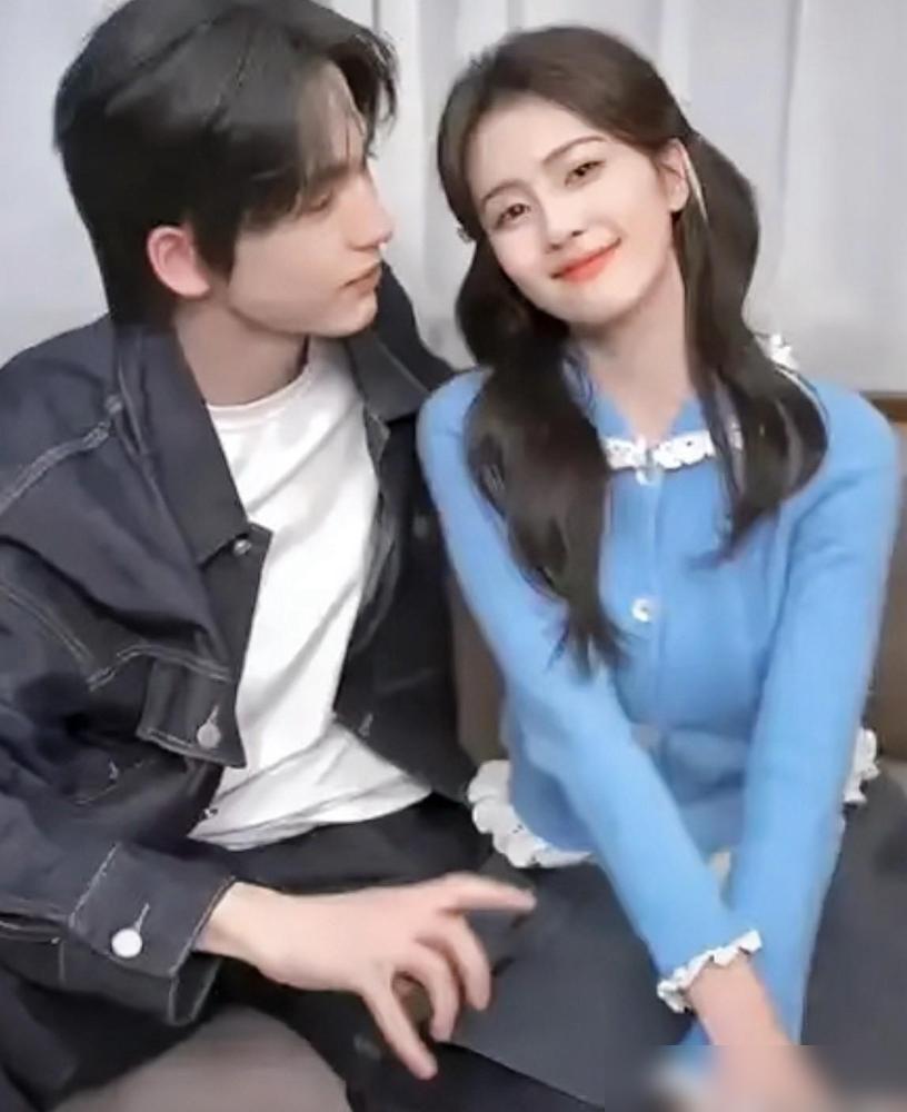 2026微博之夜，白鹿对张凌赫的避嫌，肉眼可见的刻意。
 
这边刚闹完避嫌的动静