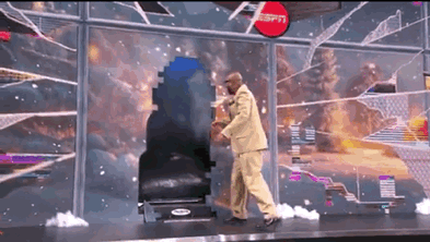 又在耍宝！奥尼尔把直播大屏给撞碎了[偷笑][偷笑]