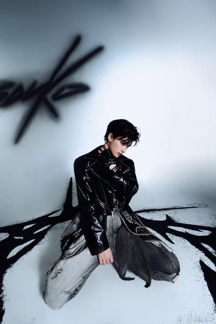 丁程鑫刺单人海报丁程鑫于锋芒中打破桎梏   丁程鑫刺单人海报，丁程鑫于锋芒中打破