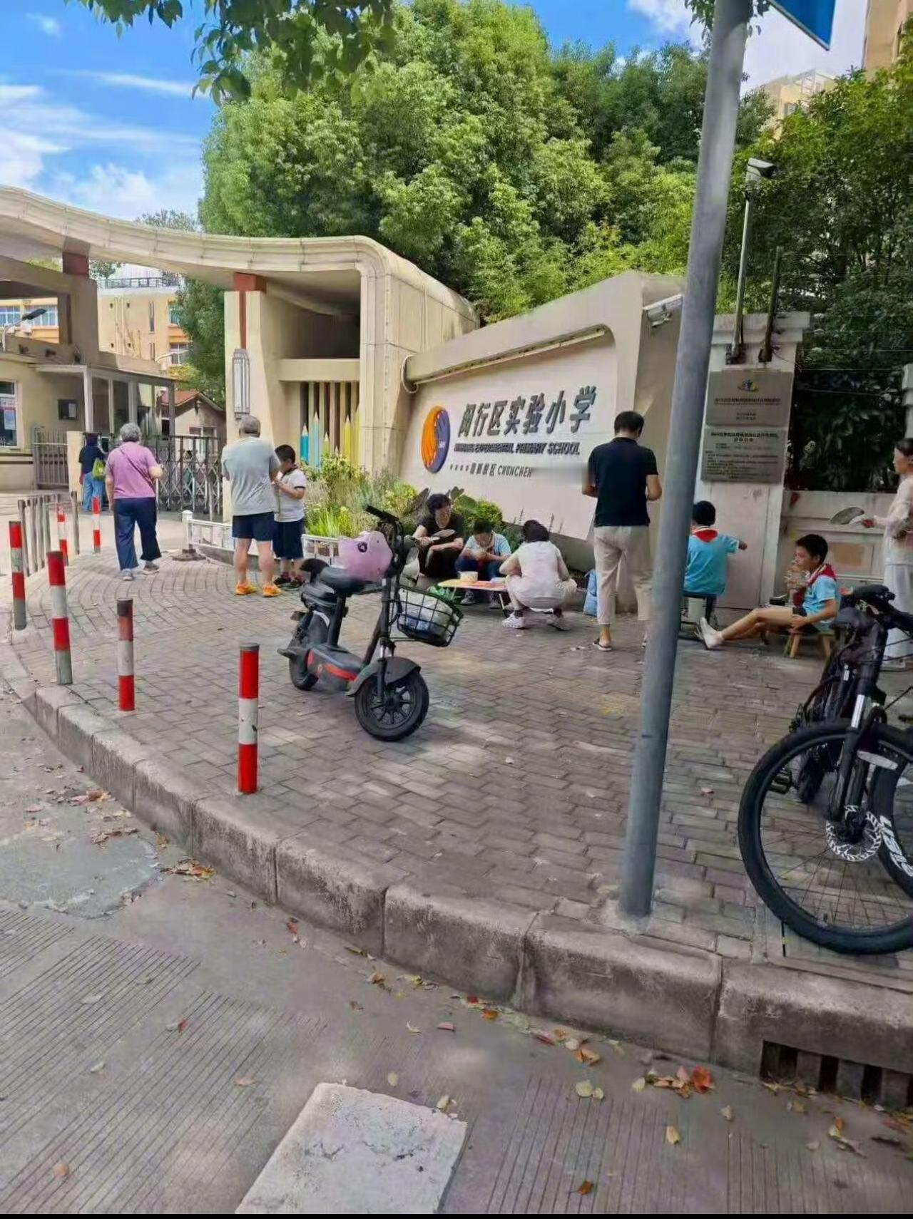 终于弄明白，
为什么这次上海家长们还要求西贝进校园了，
不是因为西贝那些饭菜好吃