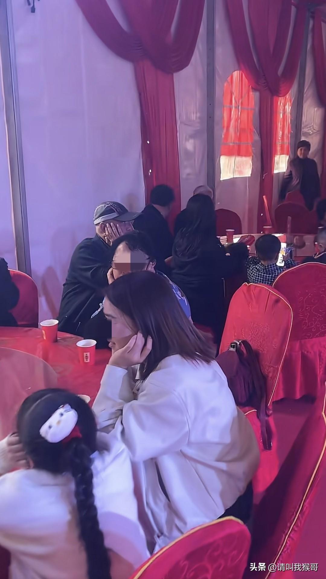 你们觉得现在的婚庆仪式上的表演真的好吗？反正我是特别反感的，又吵又无聊，而且还耽