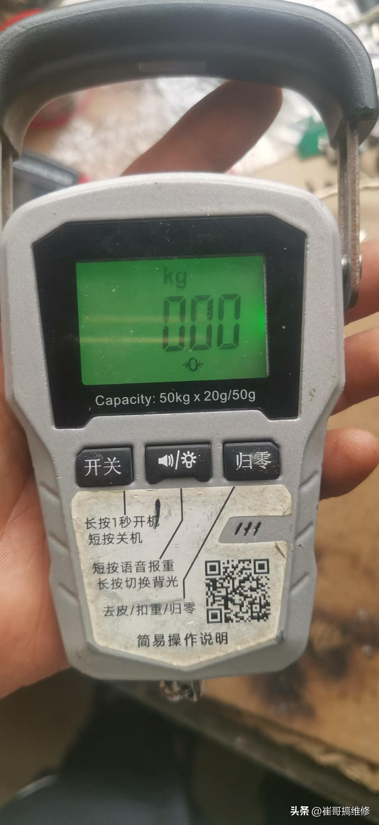 电子秤很便宜，携带也方便，就是用几年后内置的锂电池不能充电六用不了了。
解决这个