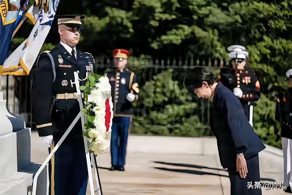 她开创了日本首相的先例：称80年前炸死自己20万兄弟姐妹的异国士兵为“先烈”。