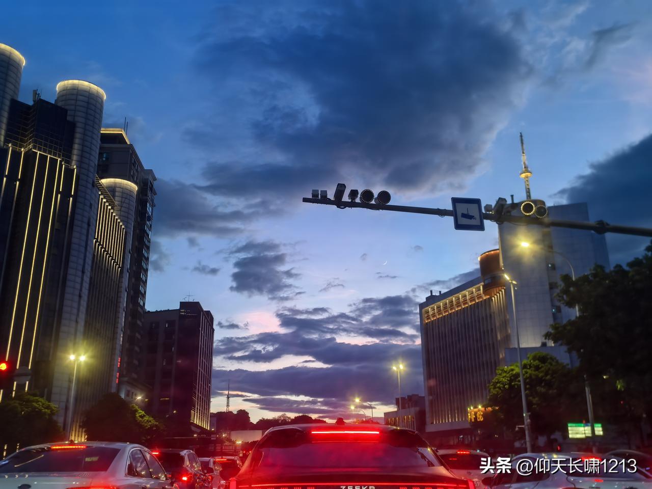 夏日傍晚福州市天空浓墨重彩的美丽景象[大笑]