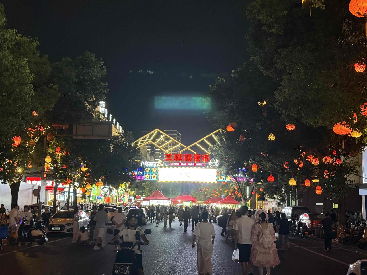 义乌是国际化程度最高的城市之一，街上老外随处可见，拖家带口的也很多，据统计，常住