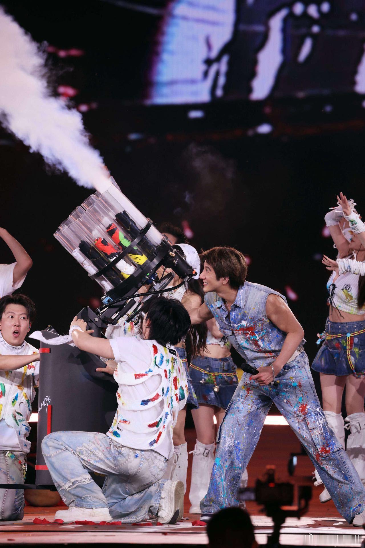 听完王力宏演唱会变宝娟嗓了王力宏演唱会给老己唱爽了近距离感受热烈舞台，听众不由自