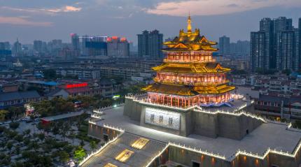 咱们今天聊一所让陕西本地人觉得亲切，外地人又有点陌生的学校——咸阳师范学院。
很