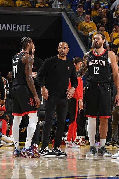 伊森和亚当斯均未出现在今日火箭队的伤病报告中，看来两人都能在萨克拉门托上场比赛?