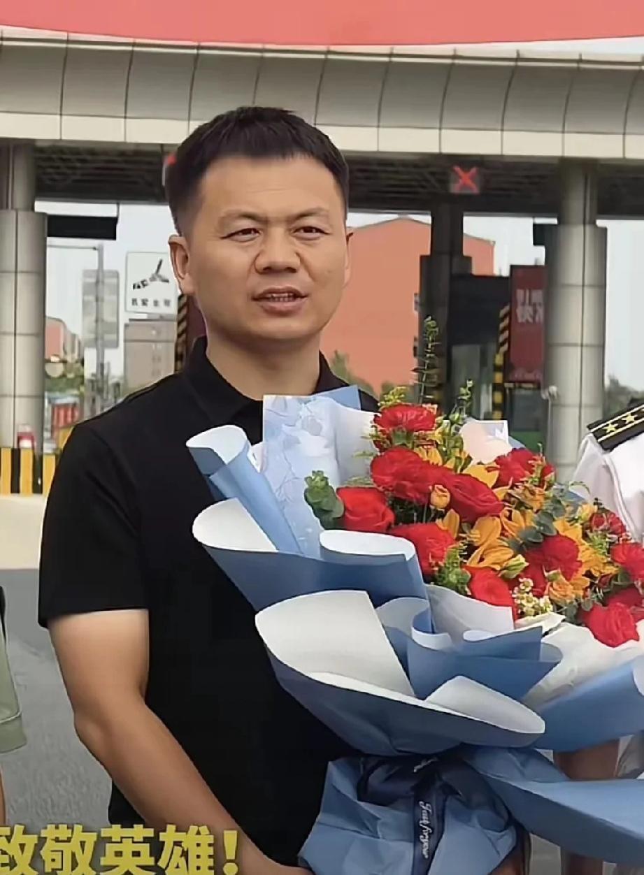 河南英雄，2025年6月10日，36岁的现役军官张伟陪母亲散步时，遇到5人落水，