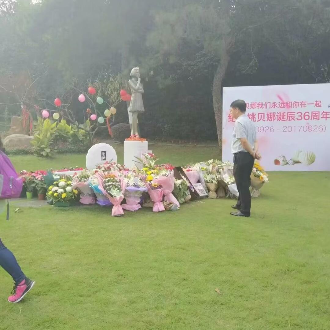 歌手姚贝娜去世两周年，父亲到墓碑前祭奠，一张罕见的留影，这张照片拍摄于2017年
