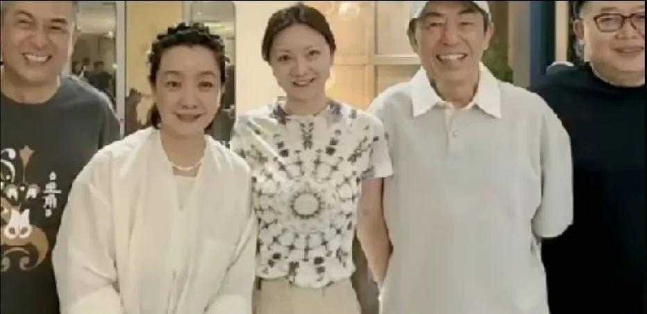 近日，张艺谋携小娇妻陈婷与张嘉译、王海燕夫妇聚餐时的一幕，这是一场因《主角》收官