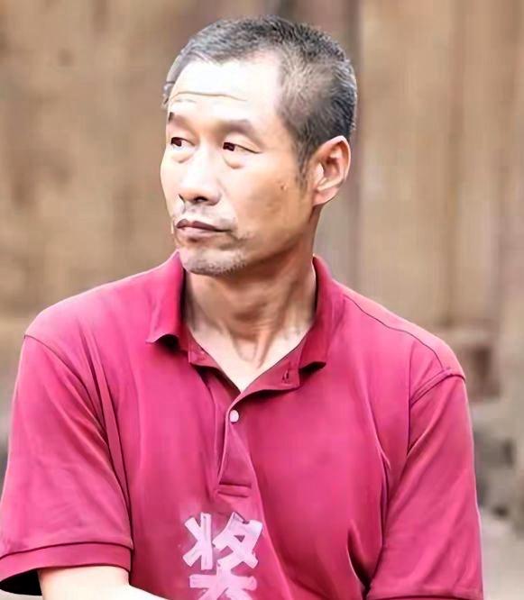 68岁的老戏骨刘佩琦，演技扎实沉稳，塑造了很多经典荧幕形象。
《大宅门》《无悔追